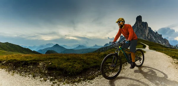 ขี่จักรยานเสือภูเขาเดี่ยวบนจักรยานไฟฟ้า ขี่จักรยานเสือภูเขา — ภาพถ่ายสต็อก