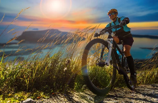 Cykling kvinna och man rider på cyklar i Dolomiterna och — Stockfoto