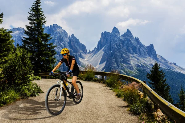 Туристична велосипедного руху в Кортіна-д'Ампеццо приголомшливі o Скелястих гір — стокове фото