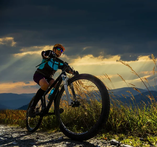 Mountain cykling kvinna rider på cykel i sommar berg skog — Stockfoto
