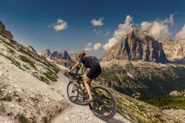 Dolomite Dağları 'ndaki bisikletçi kadın. Mtb 'de bisiklet süren kız