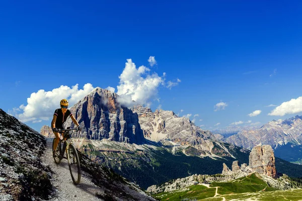 Kerékpáros nő Dolomitok hegyvidéki táj. Lány kerékpározás Mtb — Stock Fotó