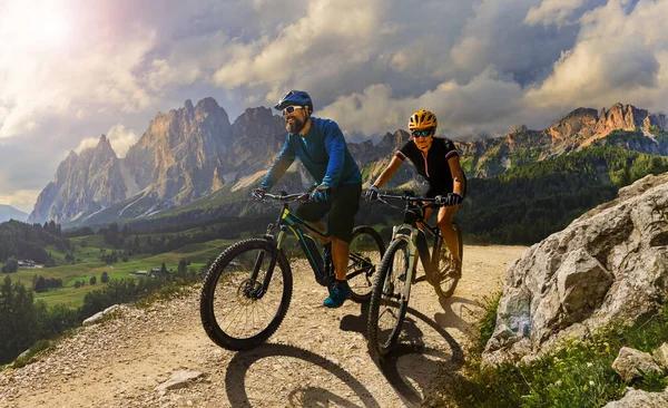 사이클링 여자와 남자 Dolomites 산에서 자전거를 타고와 — 스톡 사진