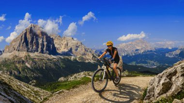 Rocky Dağları o çarpıcı Cortina d'Ampezzo Bisiklete binme turizm