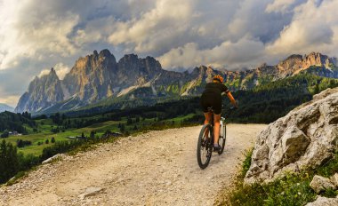 Rocky Dağları o çarpıcı Cortina d'Ampezzo Bisiklete binme turizm
