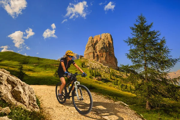 Tourist cycling in Cortina d 'Ampezzo, stunning rocky mountains o — стоковое фото