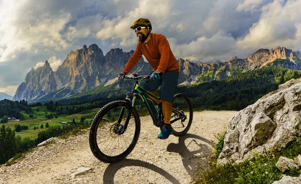 Ciclismo turístico em Cortina d 'Ampezzo, deslumbrantes montanhas rochosas o — Fotografia de Stock