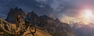 Dolomitlerde bisiklet macerası. Bisikletli kadın ve erkek.