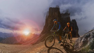 Dolomitlerde bisiklet macerası. Bisikletli kadın ve erkek.