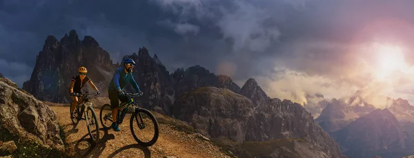 Cycling outdoor adventure in Dolomites. Cycling woman and man  o — Stock Photo, Image