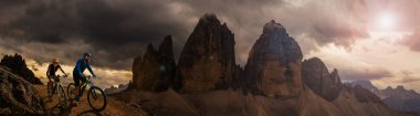 Dolomitlerde bisiklet macerası. Bisikletli kadın ve erkek.