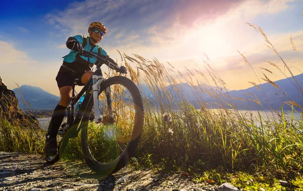 Radfahren im Freien advenyure.Mountainbike Frau bei Sonnenaufgang über — Stockfoto