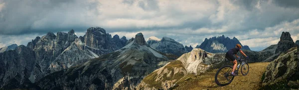 Dolomitlerde bisiklet macerası. Dolomit 'te Bisikletli Kadın — Stok fotoğraf