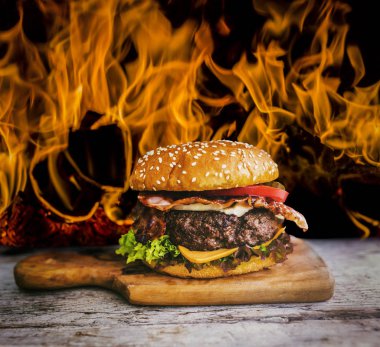 Lezzetli füme ızgara ve sırlı biftek burger marul ile peynir