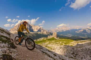 Bisikletçi binme dağ bisikleti Dolomites, Cinque Torri, Güney Tirol, İtalya tek izinde görünümünü