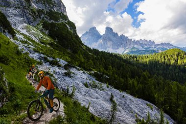 Elektrikli bisikletteki adam bisikleti, dağ izini sürmek. Adam Dolomitler dağlar manzara bisiklet sürme. Bisiklet e-MTB Enduro Trail parça. Açık spor aktivitesi.