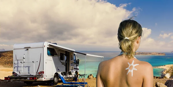Europa Viajar Chica Turística Atractiva Camping Con Campista Grecia Vacaciones — Foto de Stock