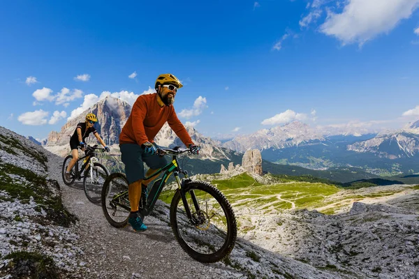 女と男のドロミテ山脈の景色でバイクに乗ってサイクリング サイクリング Mtb エンデューロ トレイル コースのカップル アウトドア スポーツ活動 — ストック写真