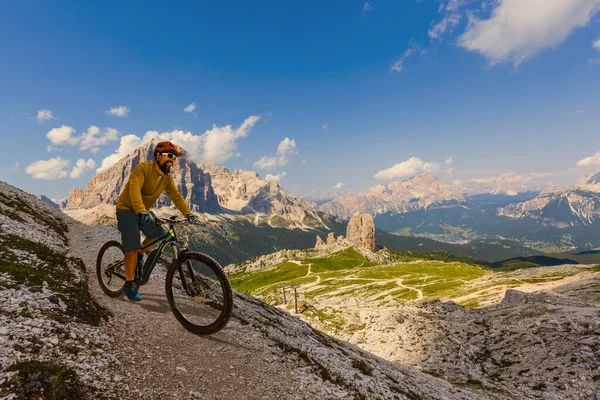 Pohled Cyklista Jízdní Horské Kolo Jedné Stopě Dolomitech Cinque Torri — Stock fotografie