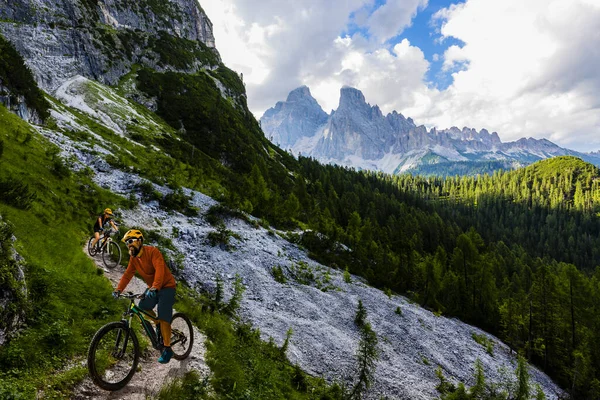 Elektrikli Bisikletteki Adam Bisikleti Dağ Izini Sürmek Adam Dolomitler Dağlar — Stok fotoğraf