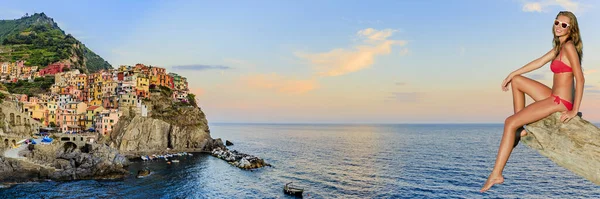 ヨーロッパ旅行魅力的な観光の女の子でManarola Cinque Terre イタリアの夏休み 美しいです若いです幸せなブロンド女の子座っていますでザビーチ — ストック写真