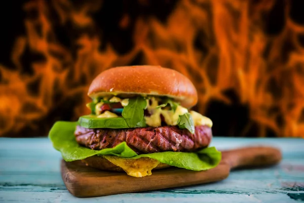 Sabrosa Hamburguesa Atún Parrilla Con Lechuga Mayonesa Servida Con Limonada — Foto de Stock