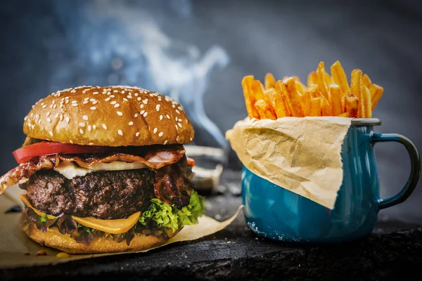 Sabroso Ahumado Parrilla Glaseado Hamburguesa Carne Res Con Lechuga Queso —  Fotos de Stock