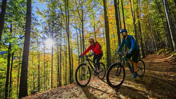 日没の山の森の風景で自転車に乗る自転車の女性と男性 カップルサイクリングMtbエンデューロフロートレイルトラック アウトドアスポーツ活動 — ストック写真