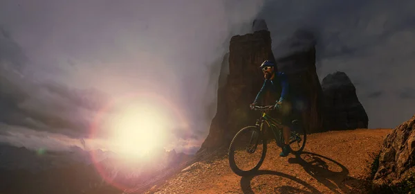 骑电动自行车的单山地自行车骑手 电动山地自行车骑行登山道 在多洛米茨山区风景中骑自行车的男子 骑自行车的 Mtb 内翻小道 户外运动活动 图库图片