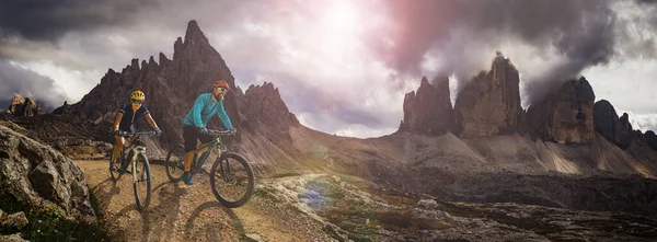 Ciclismo Aventura Livre Dolomitas Mulher Ciclismo Homem Bicicletas Montanha Elétricas — Fotografia de Stock