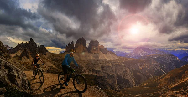 Ciclismo Aventura Aire Libre Dolomitas Mujer Ciclista Hombre Bicicletas Eléctricas — Foto de Stock