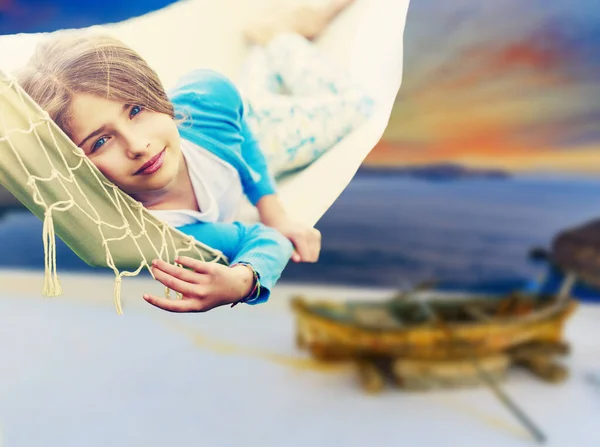 Csodálatos Nyaralás Lenyűgöző Kilátással Görögországban Fiatal Lány Nyaralni Oia Faluban — Stock Fotó