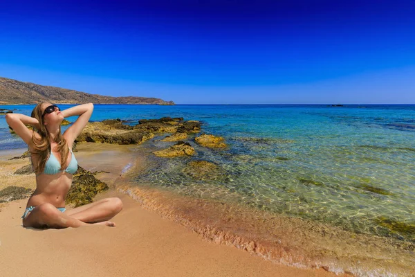Красивая Блондинка Тропическом Пляже Портрет Счастливой Молодой Женщины Купальниках Наслаждающейся — стоковое фото