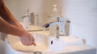 El yıkama elleri virüslerden korunmak için tıbbi talimatları adım adım kullanıyor.