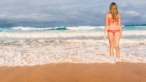 Piękna Blondynka Bikini Tropikalnej Plaży Portret Szczęśliwej Młodej Kobiety Odpoczywającej — Zdjęcie stockowe