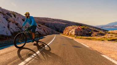 Elektrikli bisikletteki adam bisikleti, dağ izini sürmek. Adam Dolomitler dağlar manzara bisiklet sürme. Bisiklet e-MTB Enduro Trail parça. Açık spor aktivitesi.