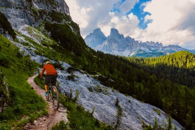 Dolomitlerde bisiklet macerası. Dolomitler 'de bisikletli kadın ve erkek bisikletli. Birkaç bisikletli Mtb enduro patikası. Açık hava sporları aktivitesi.