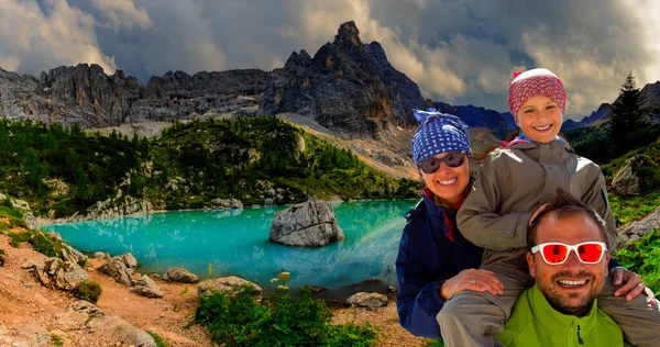 Family Trekking Day Dolomites Mountains Sorapis Lake Background — Stock Photo, Image