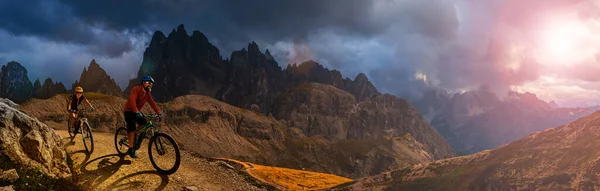 Dolomitlerde Bisiklet Macerası Dolomitler Bisikletli Kadın Erkek Bisikletli Birkaç Bisikletli — Stok fotoğraf