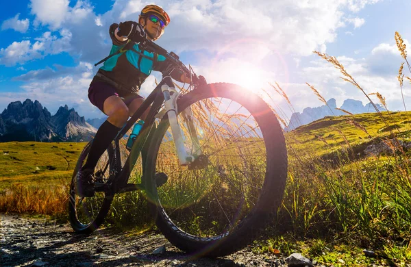 Dolomitlerde Bisiklet Macerası Dolomitler Bisiklet Süren Bir Kadın Mtb Enduro — Stok fotoğraf