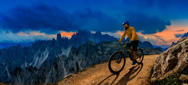 Dolomitlerde Bisiklet Macerası Dolomitler Bisikletli Kadın Erkek Bisikletli Birkaç Bisikletli — Stok fotoğraf