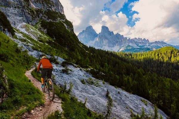 Cykla Utomhus Äventyr Dolomiterna Cykling Kvinna Och Man Elektriska Mountainbikes — Stockfoto