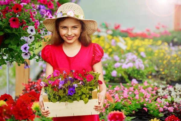 Belle Fille Tenant Des Fleurs Dans Centre Jardin — Photo