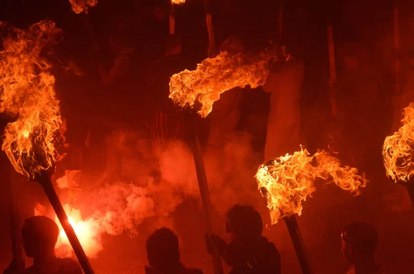 Lerwick, İskoçya: Helly Aa Viking Up Server'daki Shetland Adaları üzerinde düzenlenen festival ateş.