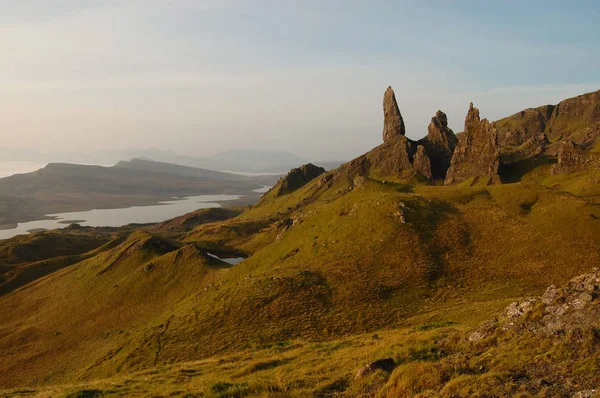 Yaşlı adam Storr, jeolojik alan üzerinde Isle of Skye İskoçya'da