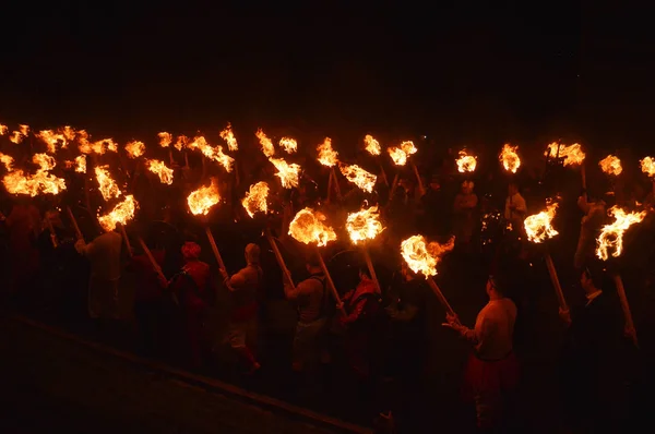 Lerwick, İskoçya: 26.1.2016. Helly Aa Viking up Server'daki Shetland Adaları üzerinde düzenlenen festival ateş