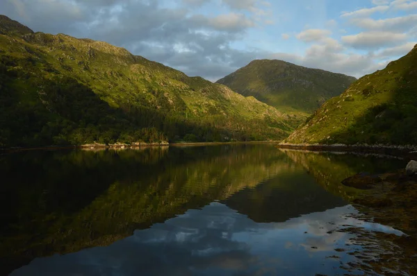 Góry reflection o Kinlochhourn, odludziu w szkockich Highlands — Zdjęcie stockowe