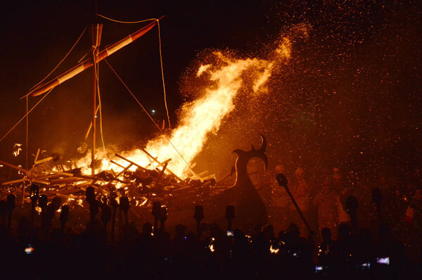 ЛЕРВИК, Шотландия: 26.1.2016: Фестиваль огня Up Helly Aa Viking проходит ежегодно на Шетландских островах
