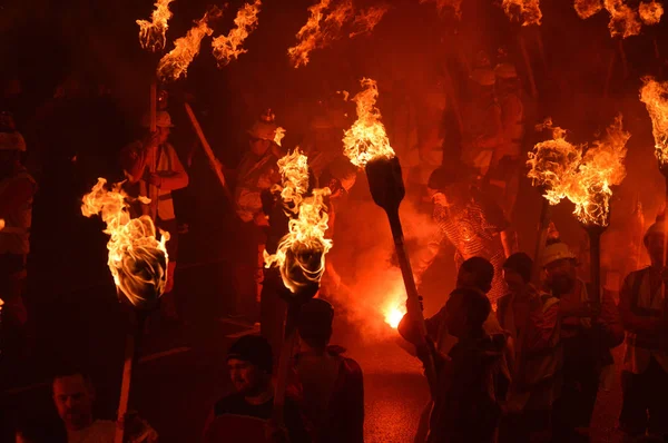 Lerwick, İskoçya: 26.3.2016-kadar Helly Aa Viking yangın kadar meşaleler aydınlatma Festivali,