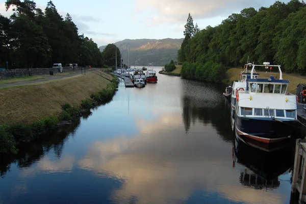 Barcos no canal Caledoniano em Fort Augustus — Fotografia de Stock